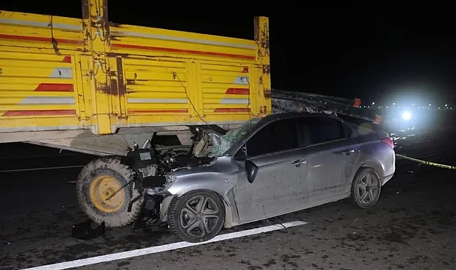 Konya'da feci kaza! Otomobil traktör römorkuna ok gibi saplandı, sürücü öldü
