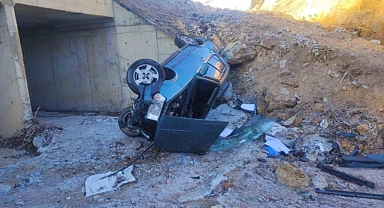 Köprüden aşağı uçan otomobil sürücüsü ağır yaralandı