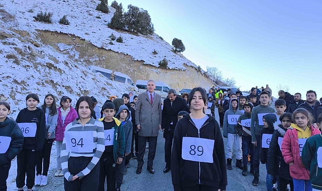 Köy yolunda atletizm antrenmanı