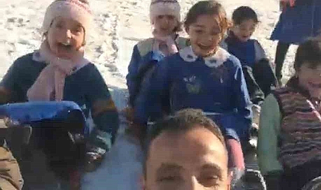 Köydeki çocuklar kayak yaparak karın keyfini çıkardı