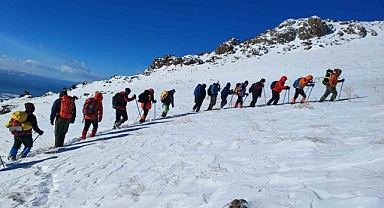 Küçük Erek Dağı’na zirve tırmanışı