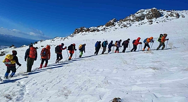 Küçük Erek Dağı’na zirve tırmanışı