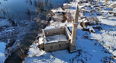 Kuraklık eski köyü gün yüzüne çıkardı, 14 yıl sonra ilk kez kar yağdı