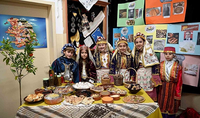 Kuşadası’nda ‘Yerli Malı Haftası’nda’ öğrencilerden renkli etkinlik