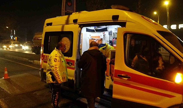 Lastiği patlayan hafif ticari araç karşı şeride geçti