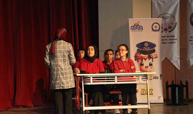 Malatya'da 'Akran zorbalığı ve yanlış sosyal medya kullanımı' konulu tiyatro