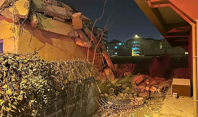 Malatya'da hasarlı 4 katlı bina çöktü