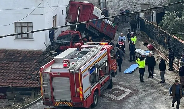 Manisa'da kaza! Zeytin yüklü kamyonet eve çarptı: 1 ölü, 2 yaralı