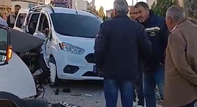 Mardin’de minibüs ile hafif ticari araç çarpıştı: 1 yaralı