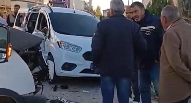 Mardin’de minibüs ile hafif ticari araç çarpıştı: 1 yaralı