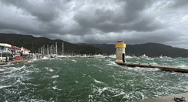 Marmaris’te lodos ve sağanak yağış denizin rengini değiştirdi