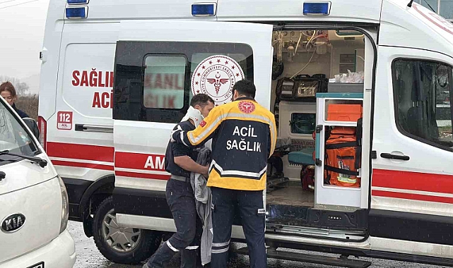 Minibüs ile otomobilin çarpıştığı kazada 3 kişi hafif şekilde yaralandı