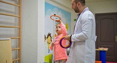 Motor becerilerinde eksiklik olan 4 yaşındaki Elif Sare, eğitimlerle hayata tutundu