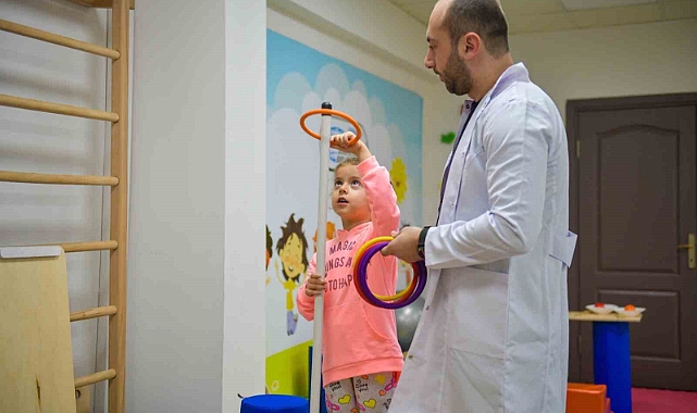Motor becerilerinde eksiklik olan 4 yaşındaki Elif Sare, eğitimlerle hayata tutundu