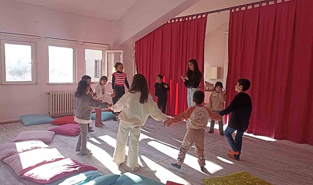 Muş'ta okul öncesi bölümü öğrencileri ve çocuklar drama etkinliğinde buluştu