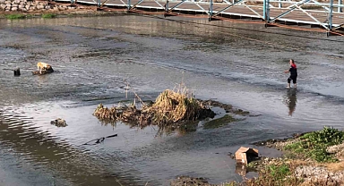 Nehirde mahsur kalan köpek için buz gibi suya girdi