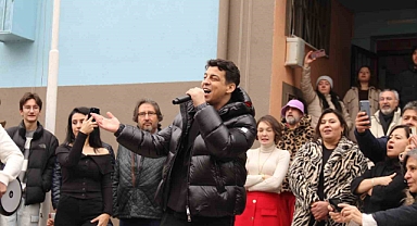 Norm Ender, 100. Yıl Marşı Parla’yı Eskişehir’de minik öğrencilerle seslendirdi