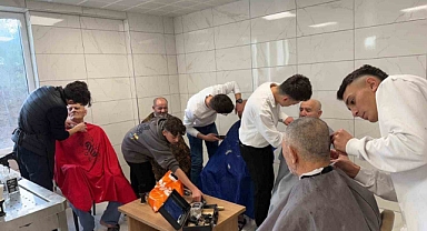 Öğrencilerden huzurevi sakinlerine kuaför hizmeti