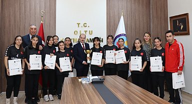 Oltu Cumhuriyet Ortaokulu kızları il birincisi oldu