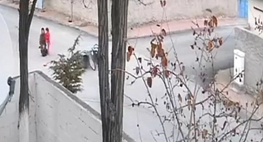 Ölümden dönen baba ile küçük kızın birbirine sarılması kameraya yansıdı