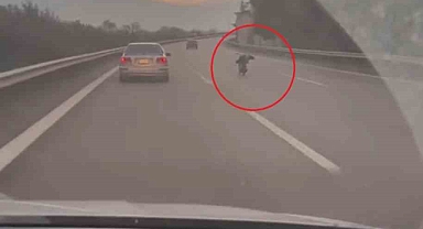 Otobanda motosikletini yatarak kullandı