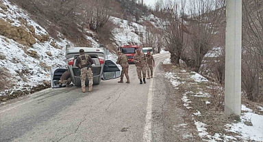 Otomobil buzlanan yolda takla attı: 2 yaralı