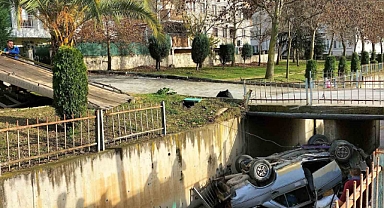 Otomobil dereye uçtu, o anlar kamerada