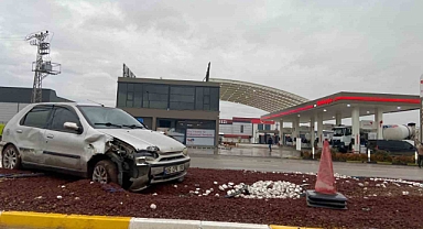 Otomobil elektrikli bisiklete çarptı: 1 yaralı