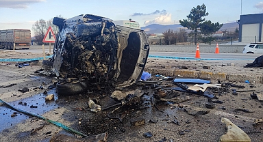 Otomobil refüje çarptı: 3 ölü
