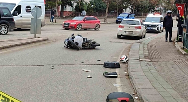 Otomobille çarpışan motosiklet sürücüsü ağır yaralandı