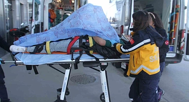 Otomobille çarpışan motosikletteki 2 kişi yaralandı