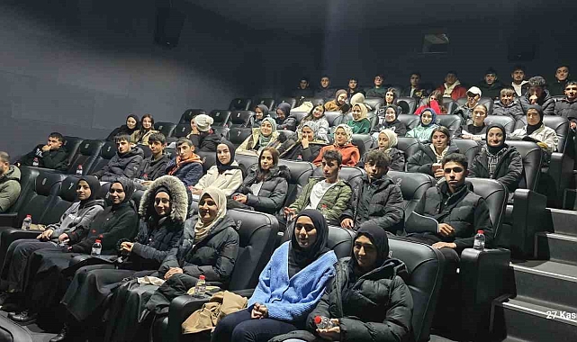 Polis ekipleri öğrencileri sinemaya götürdü
