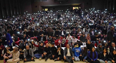 Protokol üyeleri konseri yerde bağdaş kurarak izledi