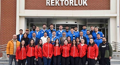 Rektör Kaplancıklı, futbol ve voleybol takımıyla ile bir araya geldi