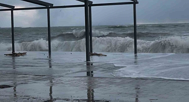 Rize’de fırtına hayatı olumsuz etkiliyor