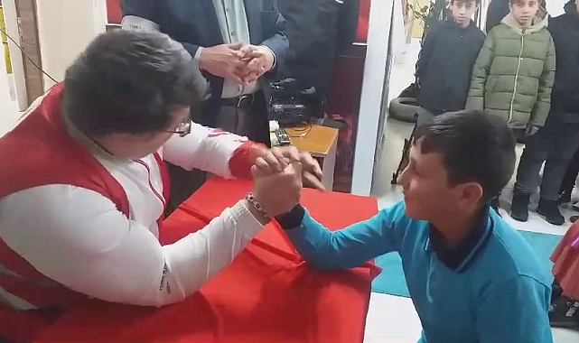 Şampiyonun bileğini bükmeye çalıştılar