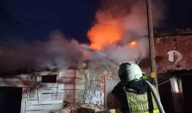 Savaştepe’de ev ve ahır yangını, 600 balya saman yandı