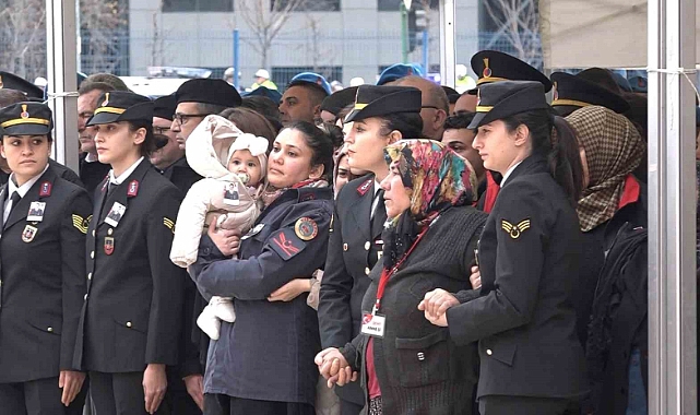 Şehidin 8 aylık bebeği her şeyden habersiz babasının Türk bayrağına sarılı tabutuna baktı