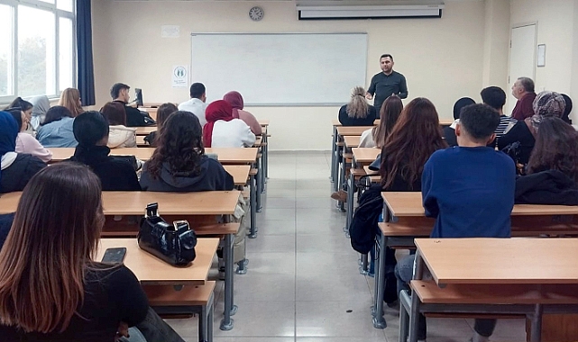 Sektör temsilcilerinden üniversiteli öğrencilere kariyer ipuçları