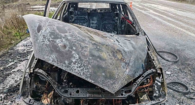 Seyir halindeki otomobil küle döndü