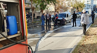 Seyir halindeyken yanan otomobili itfaiye söndürdü