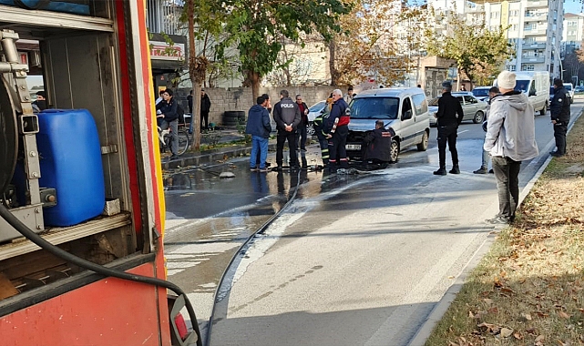 Seyir halindeyken yanan otomobili itfaiye söndürdü