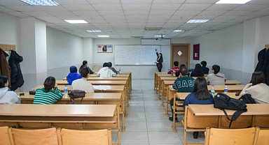 Sınav yolunda gençlere Esenyurt Belediyesi’nden eğitim desteği