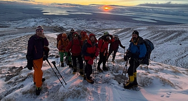 Süphan Dağı zirve tırmanışı zorlu hava koşulları nedeniyle yarıda kaldı(Videolu Haber)