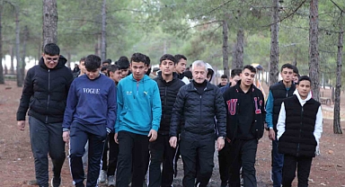 Tahmazoğlu gençlerle yürüyüş yaptı