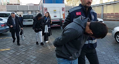 Takip ettikleri kadının boynundaki altını çalan kapkaççılar tutuklandı