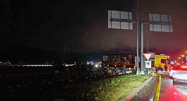 Tırdaki tonlarca narenciye yola savruldu
