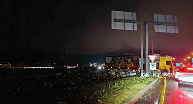 Tırdaki tonlarca narenciye yola savruldu