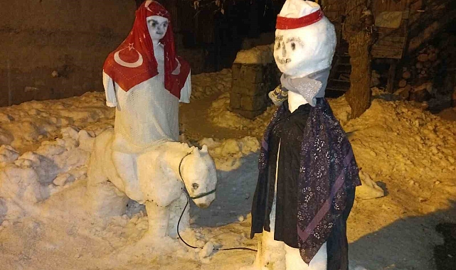 Torunu mutlu olsun diye kardan heykeller yaptı