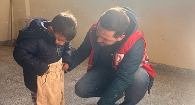 Türk Kızılay Doğubeyazıt ekiplerinden ihtiyaç sahibi çocuklara kıyafet yardımı